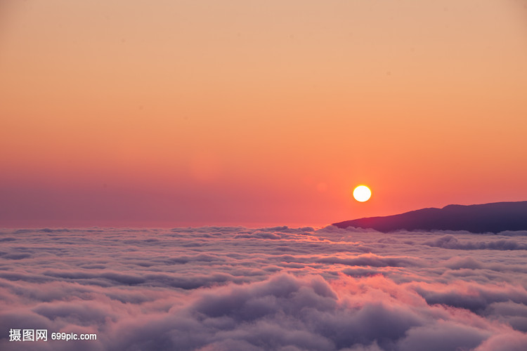 霞光万顷绘云海 捕捉夕阳晚霞下的磅礴画卷